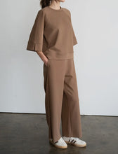 Wide-Leg Relaxed Trouser