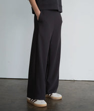 Wide-Leg Relaxed Trouser
